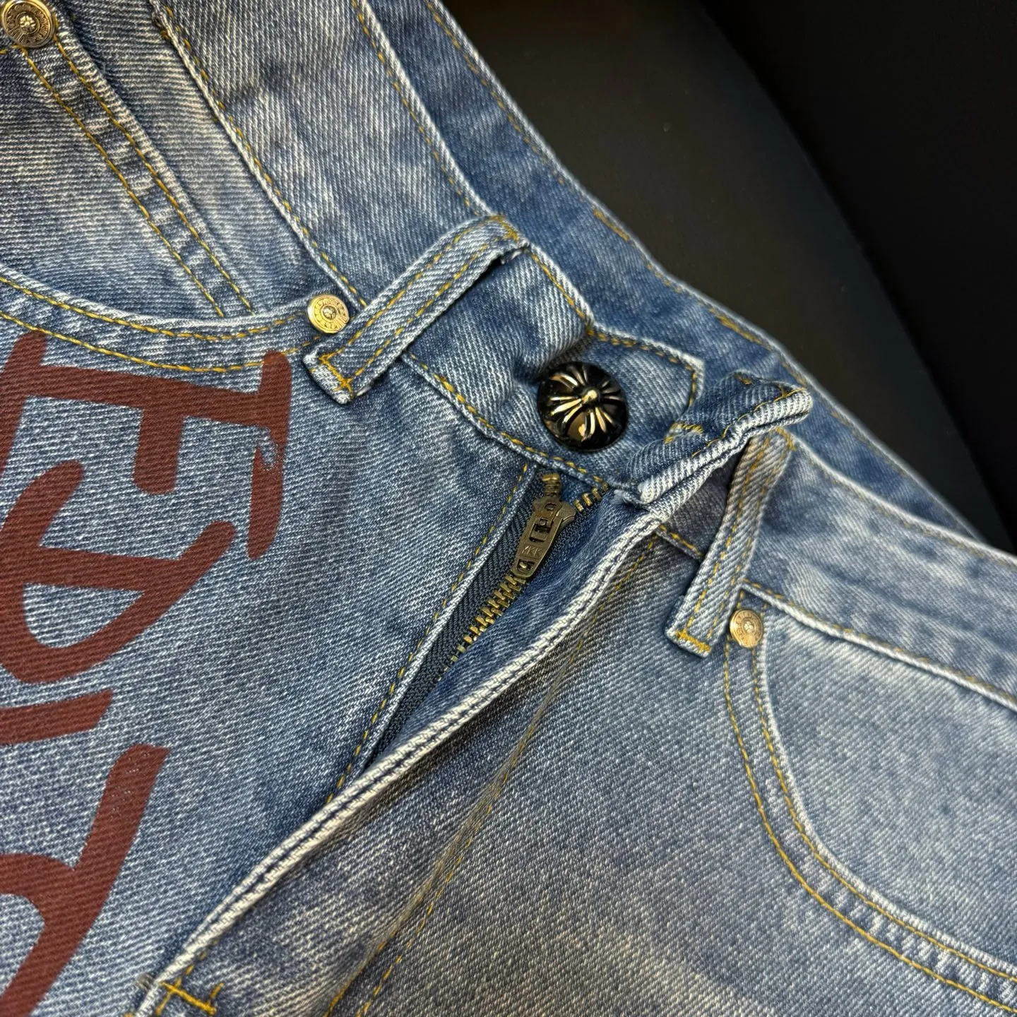 P260 style number: D349 Chromehearts1of1 Crow Mattyboy graffiti jeans, ceiling-level jeans, a pair is hard to find at the counter‼ ️About Zangyin✅This is an extremely luxurious fashion brand that can also be called the aristocracy of the high street. It has always been an exclusive brand for some hipsters or rich second generations. The color of this model is already very eye-catching by using a unique washed material. It is decorated with pink patch cross flowers, which cleverly highlights the charm of the brand. Secondly, this model adopts a classic high-waist cut design, which highlights the long legs and fashionable temperament of the upper body. The brand is highly recognizable and the slim-fitting configuration is more suitable for daily wear. The personality will be fashionable and the specifications can be seen at a glance. Materials and technology ✅ Needless to say, this point goes without saying. As an excellent craftsman brand, Zangyin's requirements for details and craftsmanship are really perfect. The washed color of this model has gone through a lot of processes, not to mention the embellishment of the denim appliqués. It is also purely handmade and sewn. Just like what they believe in, only handmade things have soul and have the meaning of wearing. A top-notch heavy-duty fashionable denim item, recommended by both hands‼ ️ Size: 28, 30, 32, 34, 36 (S-XXL) Color: black Size reference: Pants length 100 102 104 106 106 Waist 72 76 80 84 88 Recommended weight S (about 130 pounds) M (about 120 pounds) L (about 140 pounds) XL (about 165) XXL (about 185)